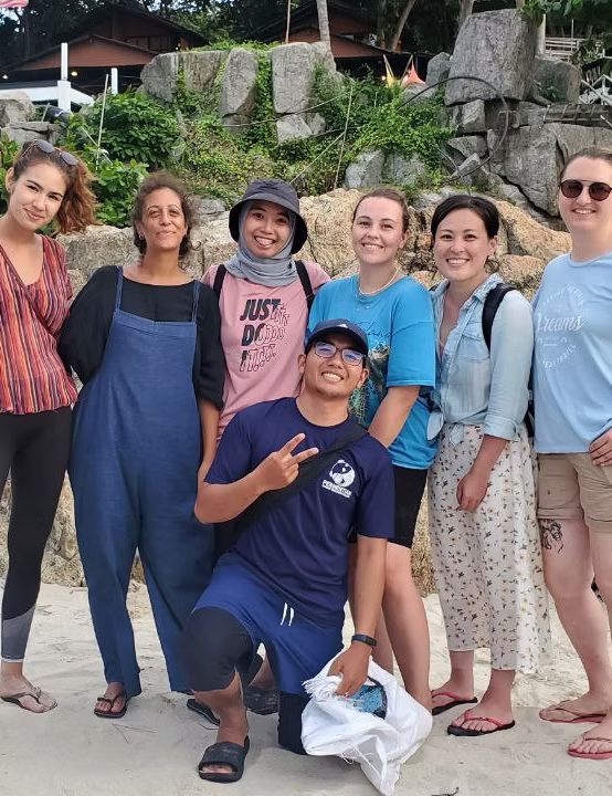 Ecoteer volunteers at beach cleanup