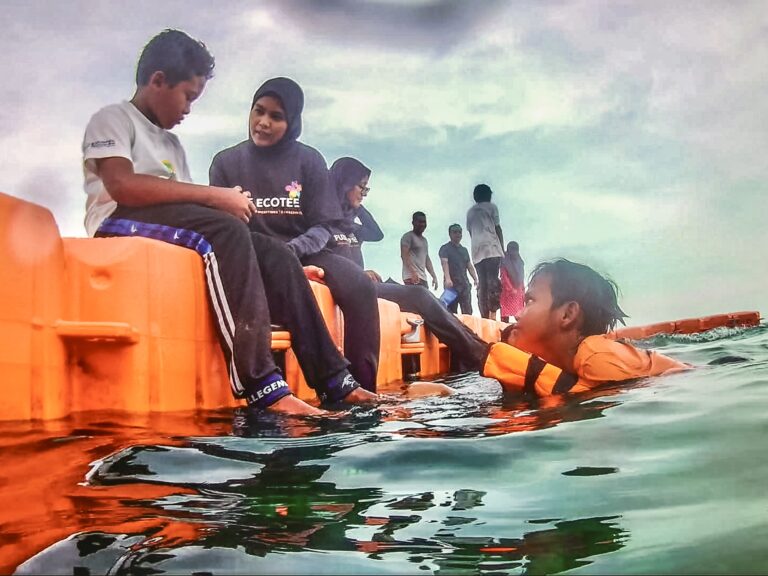 PEEP facilitator conducting Coral Watch with children